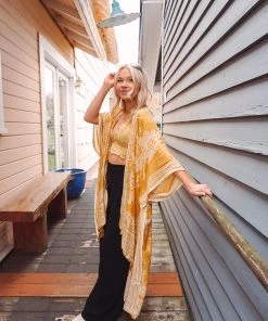 Urbanista Pretty Paisley Kimono Outerwear