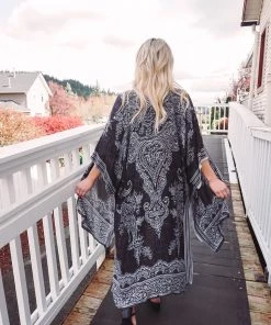 Urbanista Pretty Paisley Kimono Outerwear