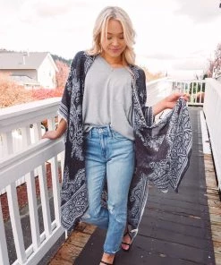 Urbanista Pretty Paisley Kimono Outerwear