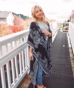 Urbanista Pretty Paisley Kimono Outerwear