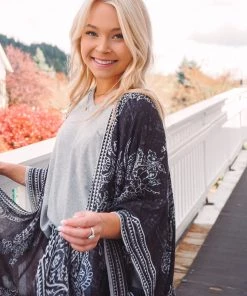 Urbanista Pretty Paisley Kimono Outerwear